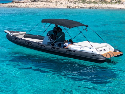 Barca a motore a noleggio a Kissamos al miglior prezzo