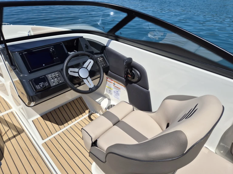 Noleggio a Parenzo (Poreč) – Bayliner VR6 OB su SamBoat