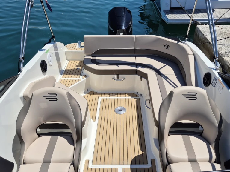 Noleggiare una Bayliner VR6 OB a Parenzo (Poreč)