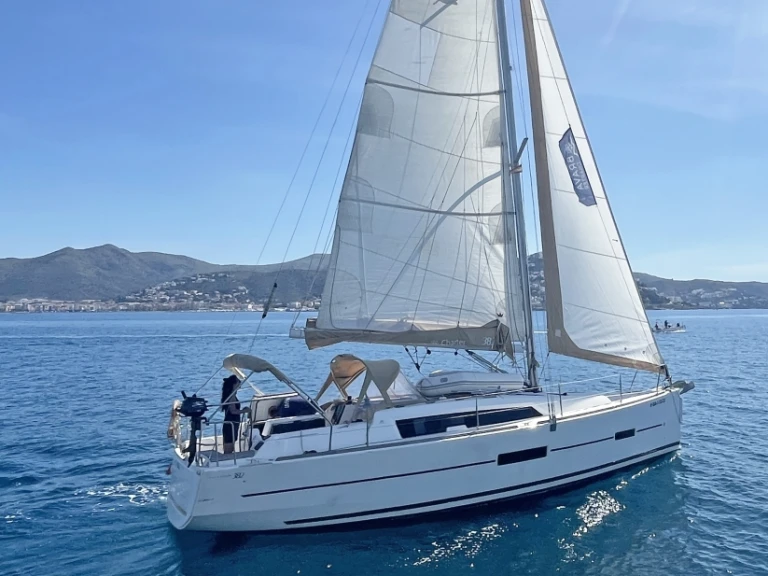 Noleggiare una Dufour Dufour 382 Grand Large a Roses