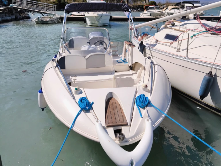 Barca a motore a noleggio a Amphion-les-Bains al miglior prezzo