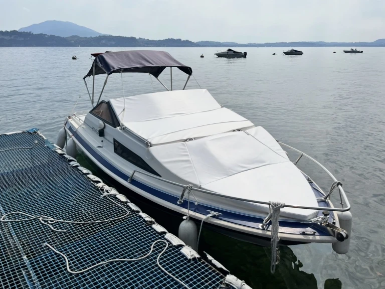 Noleggio Barca a motore con o senza skipper A HELLAS a Stresa