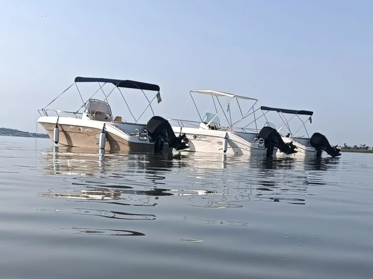 Noleggio Barca a motore con o senza skipper Kamarina a Siracusa