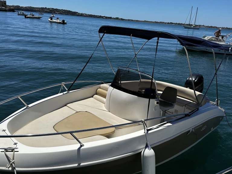 Noleggiare una Kamarina 505 a Siracusa