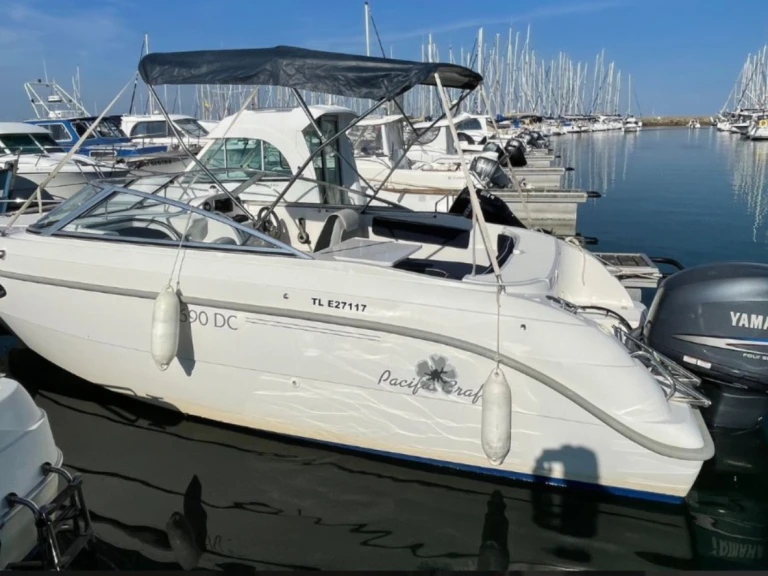 Noleggio Barca a motore Pacific Craft con patente nautica