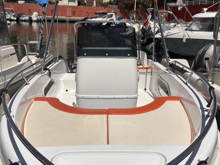 Barca a motore a noleggio a Port Fréjus al miglior prezzo