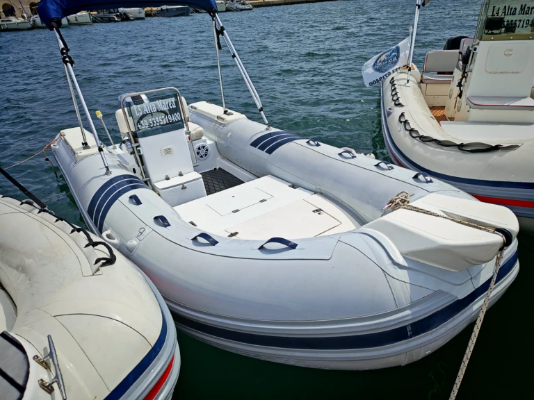 Gommone a noleggio a Marina di San Foca al miglior prezzo