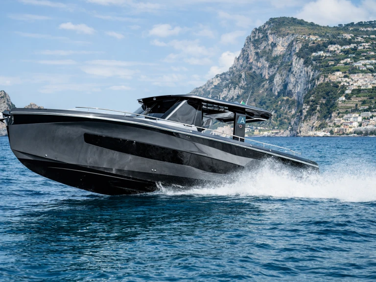 Yacht di lusso a noleggio a Castellammare di Stabia al miglior prezzo