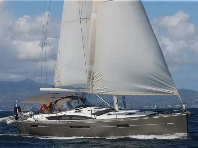 Noleggio Barca a vela Jeanneau con patente nautica
