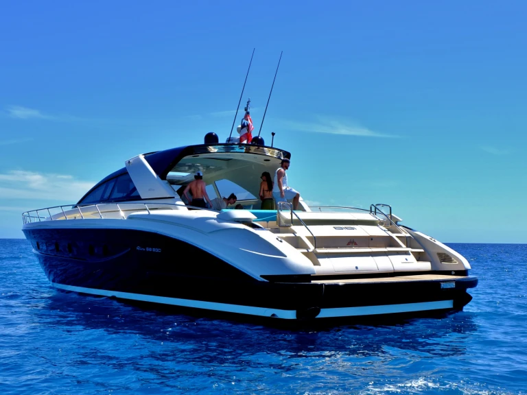 Noleggio Yacht di lusso Riva con patente nautica