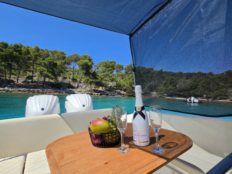 Noleggio Gommone a Marina Zenta – Nuova Jolly Prince 30