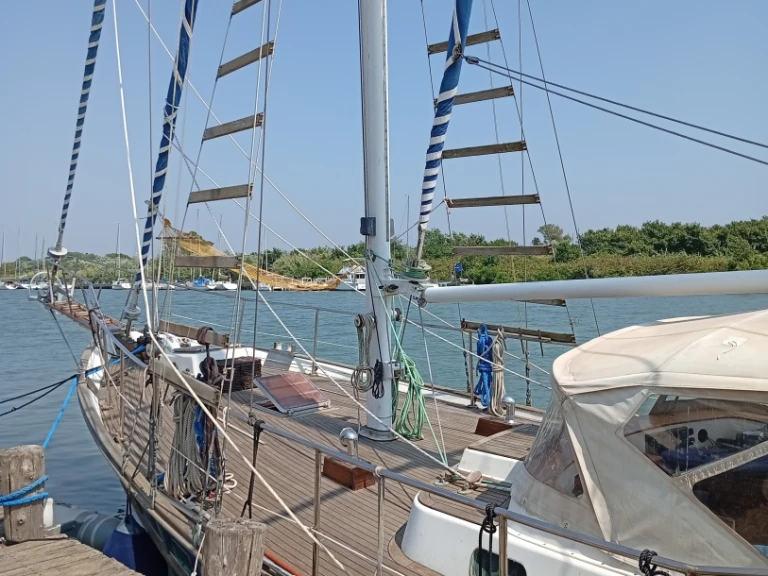 Noleggio Barca a vela a Ponza – Schooner Staysail