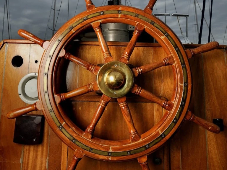 Noleggiare una Traditional Wooden Yacht Virgo a Perigiali