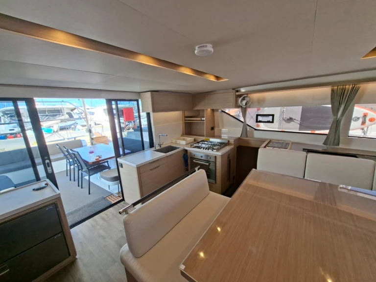 Catamarano a noleggio a Álimos al miglior prezzo