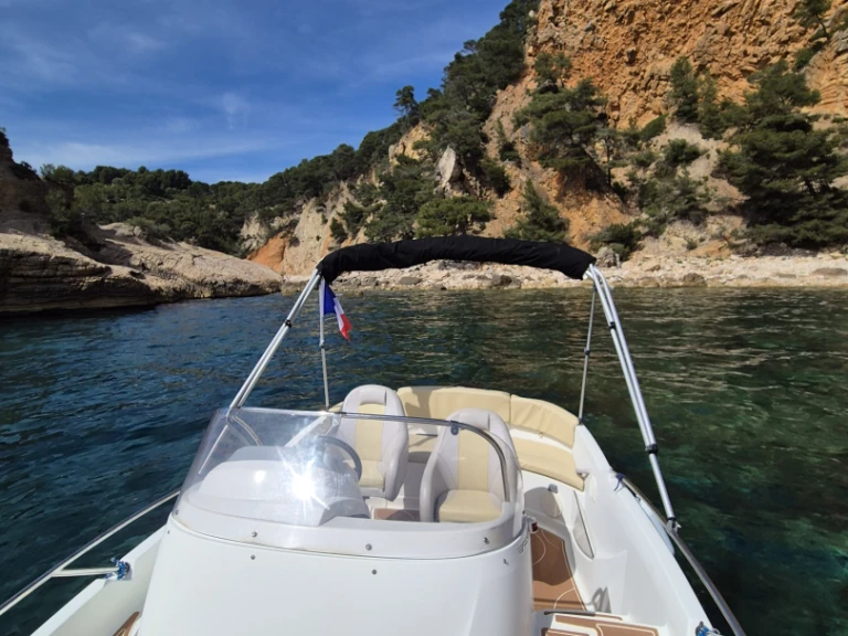 Barca a motore a noleggio a Six-Fours-les-Plages al miglior prezzo
