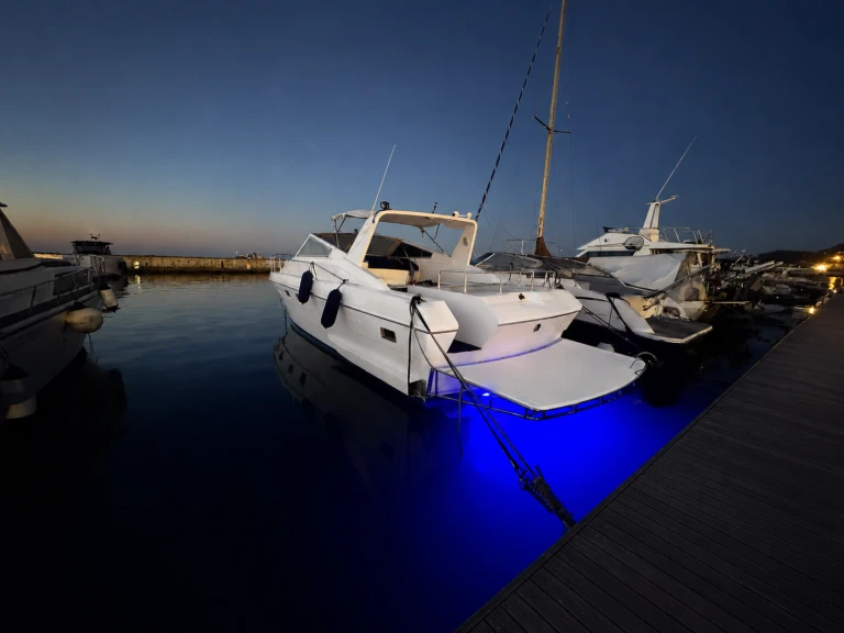 Noleggio Barca a motore con o senza skipper Mochi Craft a Ischia
