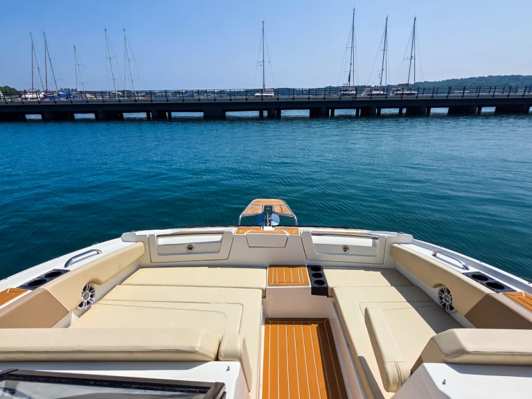 Noleggiare una Aquila Aquila 32 Sport a Pola