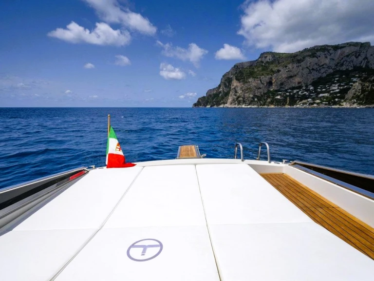 Barca a motore a noleggio a Capri al miglior prezzo