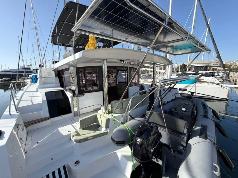Catamarano a noleggio a Álimos al miglior prezzo