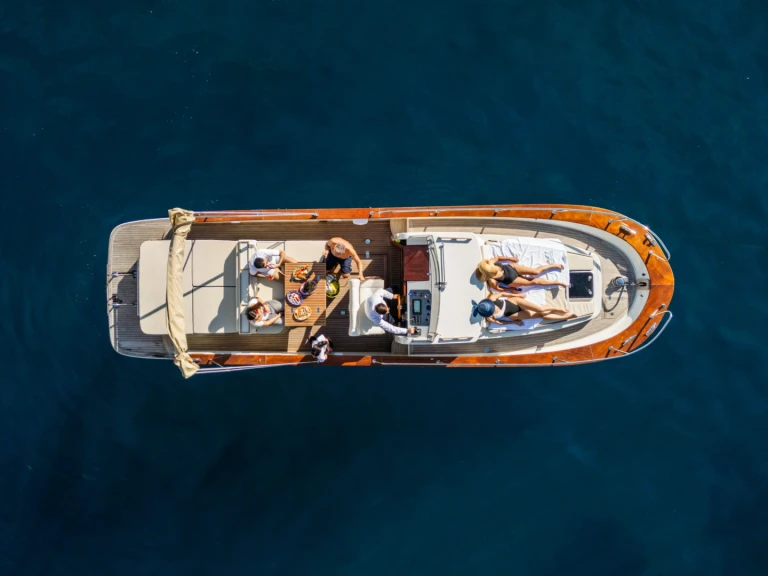 Noleggiare una Fratelli di Micco Gozzo Campano Sport Cruiser a Salerno