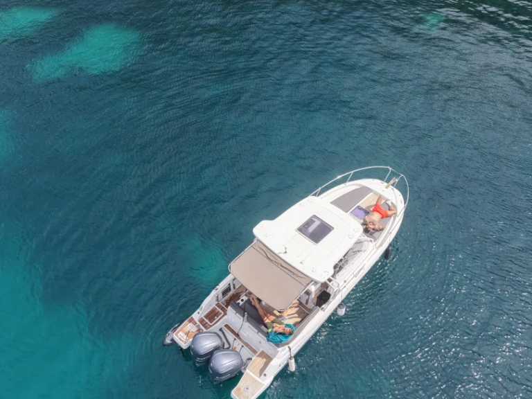 Noleggio Barca a motore Jeanneau con patente nautica
