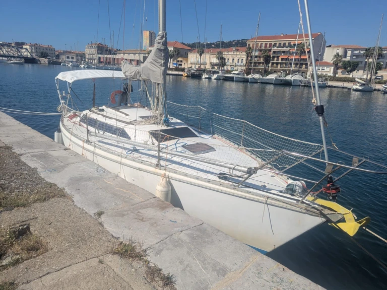 Noleggiare una Jeanneau Attalia a Marsiglia