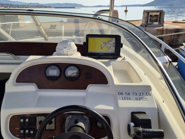 Noleggio Barca a motore Jeanneau con patente nautica