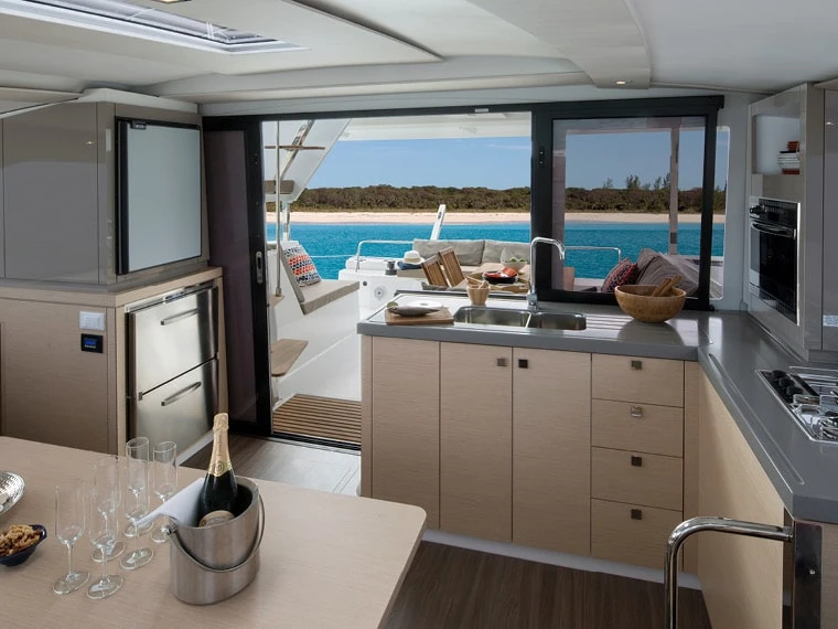 Noleggiare una Fountaine Pajot Lucia 40 a Villefranche-sur-Mer