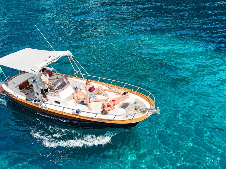 Noleggiare una Fratelli Aprea Sorrento 7,50 open cruise a Amalfi