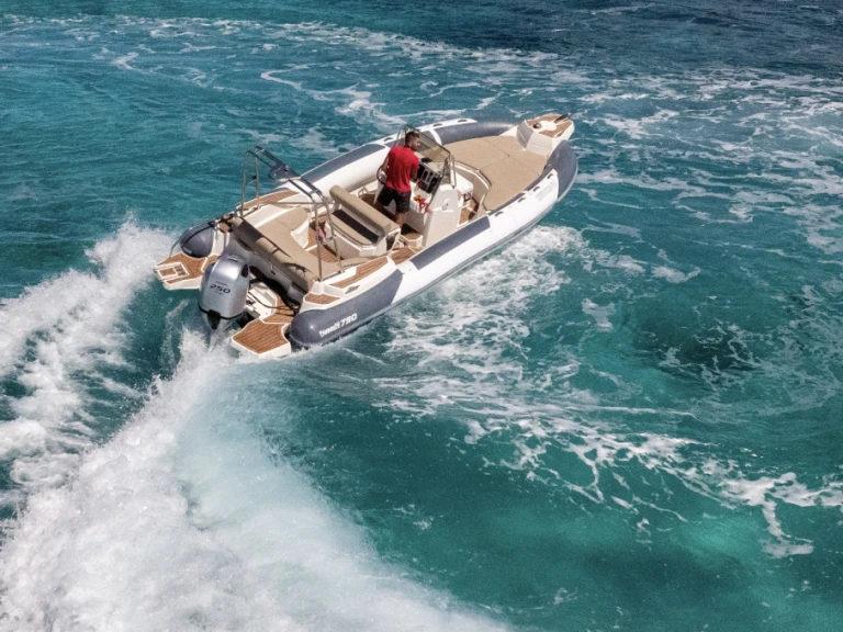 Noleggio Gommone a Lesina (Hvar) – Marlin Boat 790 Pro Dynamic