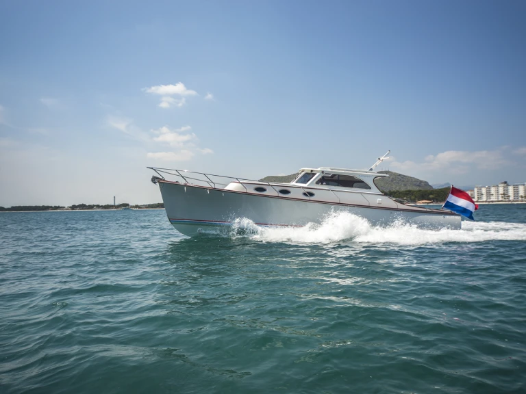 Yacht di lusso a noleggio a Port d'Alcudia al miglior prezzo