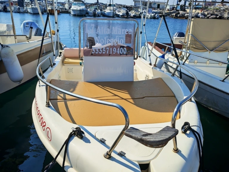 Noleggio barche Sharko 550 a Marina di San Foca su Samboat