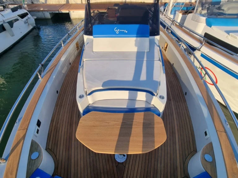 Noleggiare una Allures Italyure 38 Sport a Sorrento