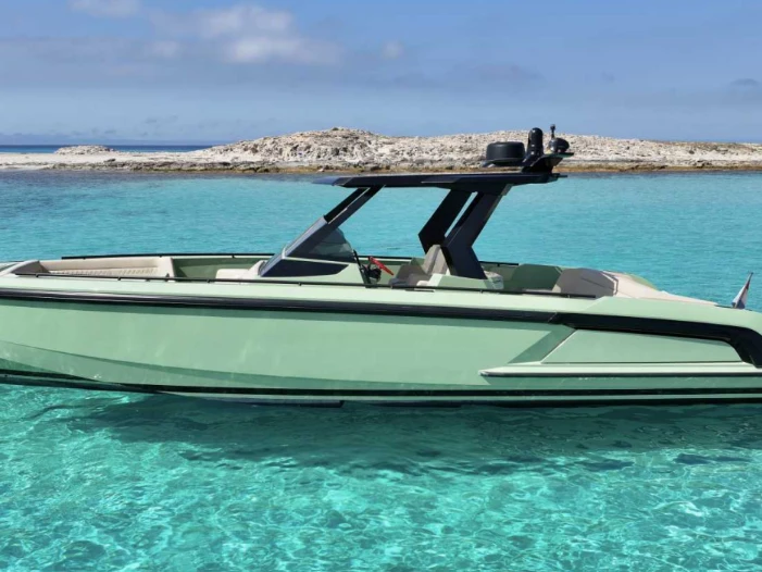 Noleggio Barca a motore Vanquish con patente nautica