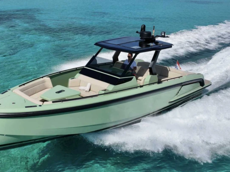 Noleggiare una Vanquish VQ40 a Ibiza Town