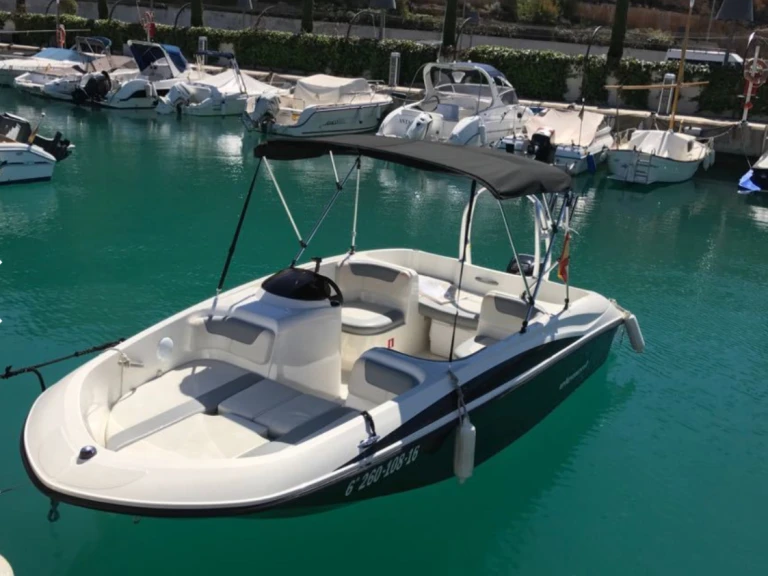 Barca a motore a noleggio a Club Nautico S'Estanyol al miglior prezzo