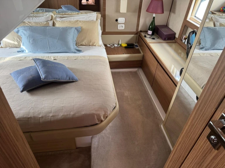 Noleggio Yacht di lusso Azimut con patente nautica