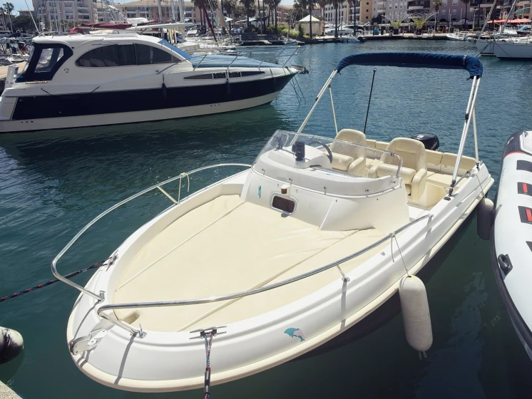 Barca a motore a noleggio a Port Fréjus al miglior prezzo