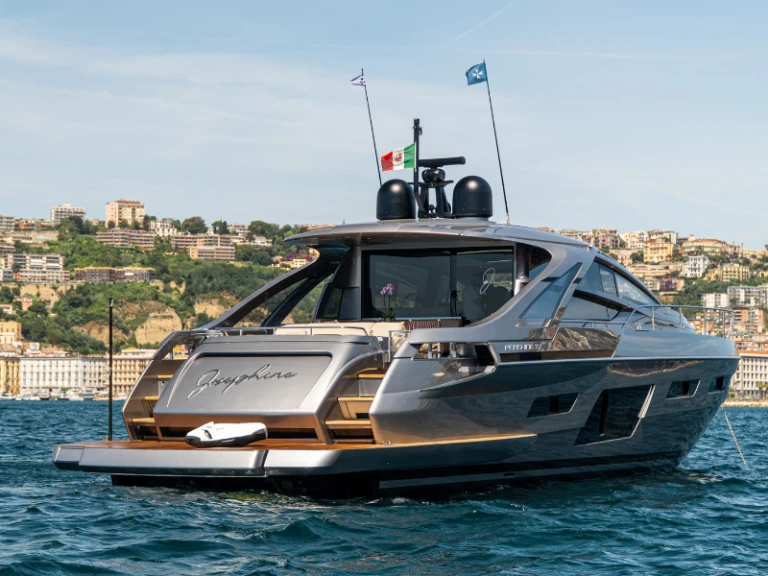 Noleggio Yacht di lusso Pershing con patente nautica