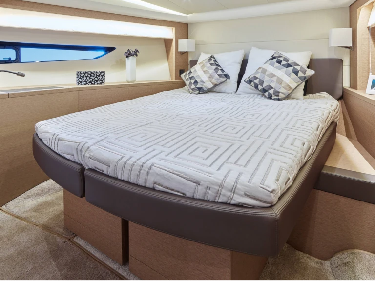 Noleggio Yacht di lusso Prestige Yachts con patente nautica