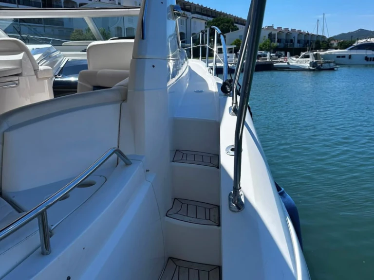 Noleggio Barca a motore Sunseeker con patente nautica