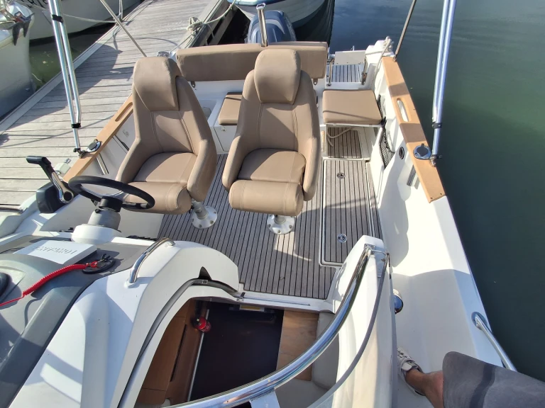 Noleggio Barca a motore Jeanneau con patente nautica