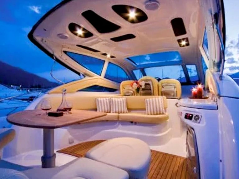 Noleggio Yacht di lusso Cranchi con patente nautica