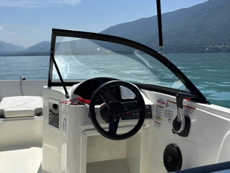Noleggiare una Bayliner Element E7 a Aix-les-Bains