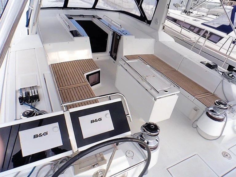 Noleggiare una Bénéteau Oceanis 55 a Lávrio