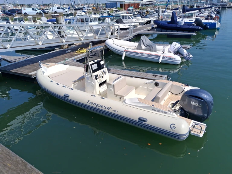 Noleggiare una Capelli Tempest 700 a Royan