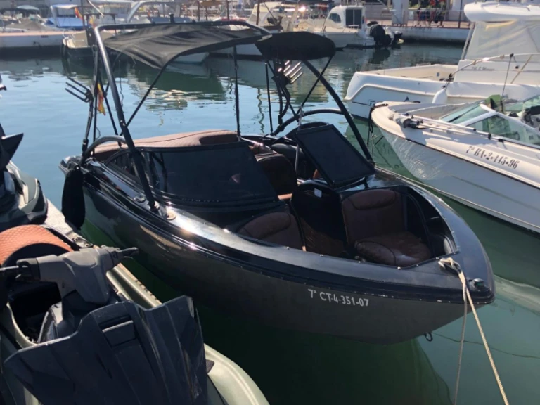 Noleggiare una Monterey 180 a Marbella