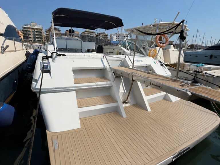 Noleggio Barca a motore con o senza skipper Mochi Craft a Nettuno