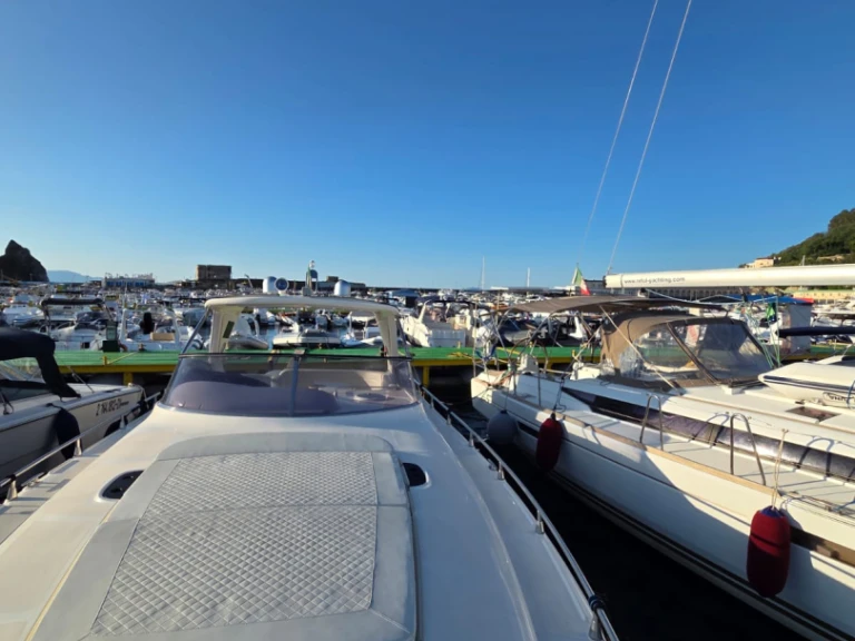 Noleggio barche Napoli economico Mano Marine 38.50