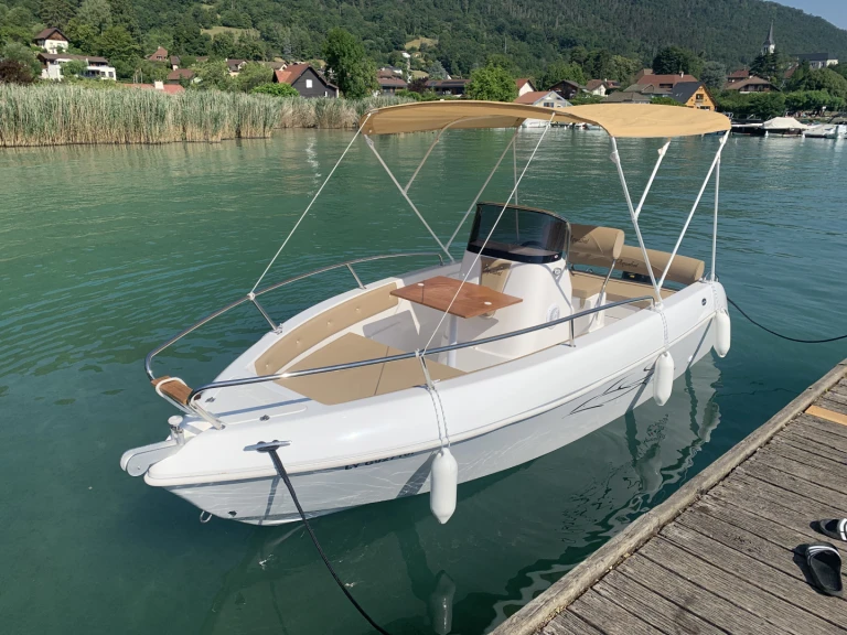 Barca a motore a noleggio a Annecy al miglior prezzo